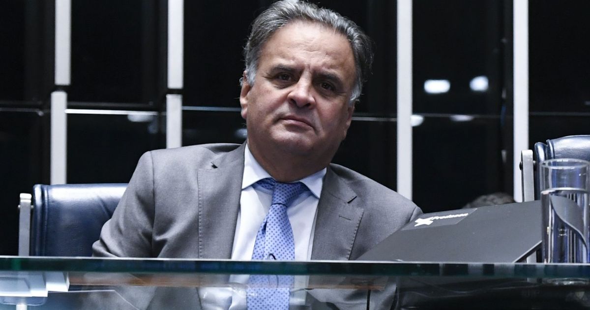 Aécio desiste de concorrer nas eleições após 40 anos de mandatos