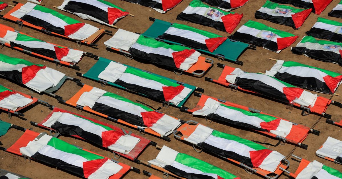 Moradores de Gaza enterram 112 pessoas do mesmo clã em funeral coletivo