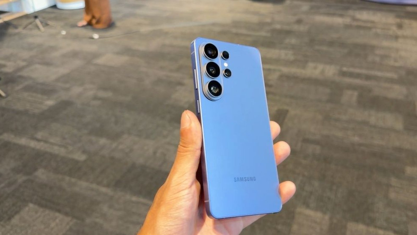 Samsung promete atualização para corrigir mancha vermelha na tela do Galaxy S26 Ultra