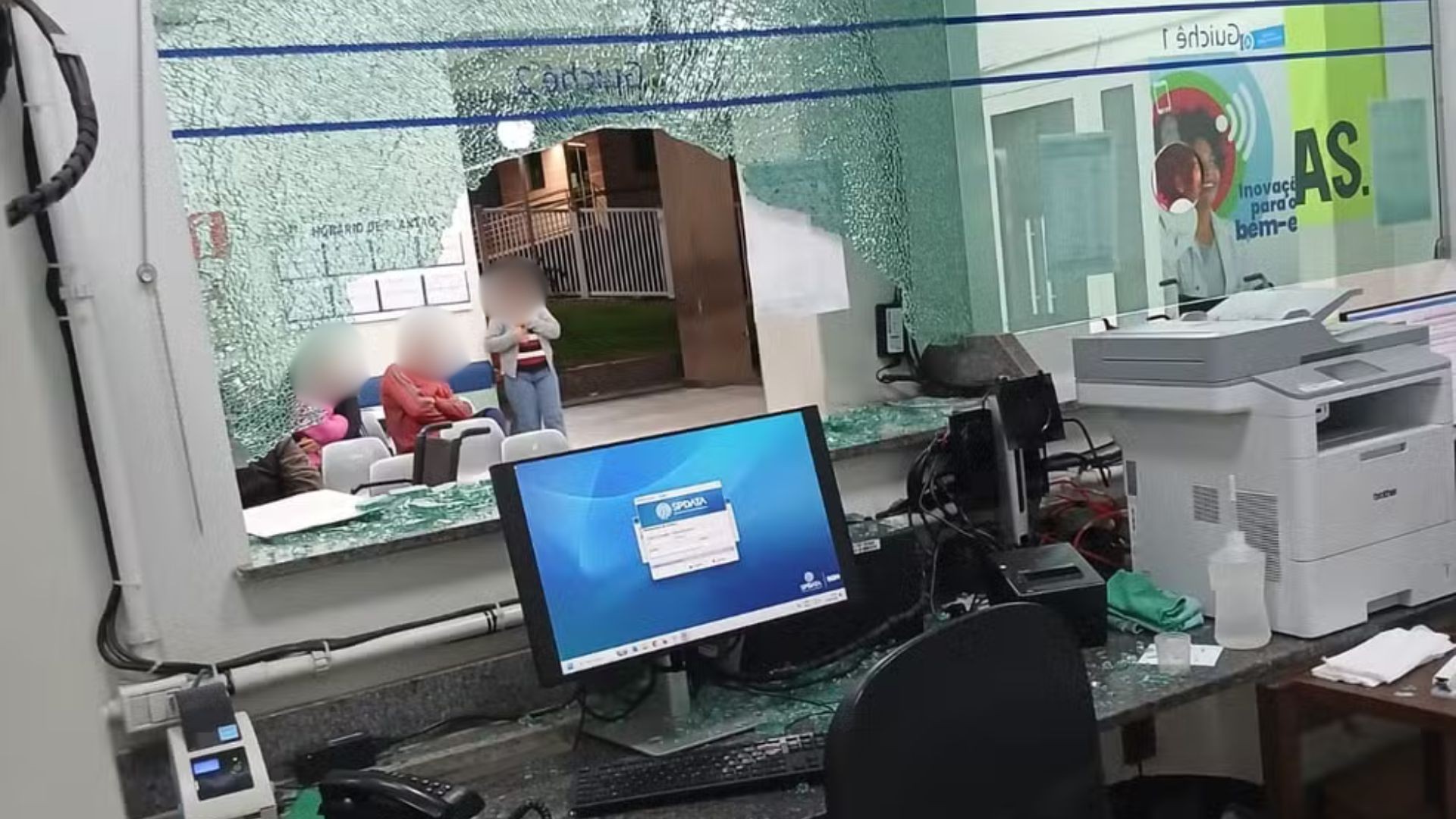 Acompanhante quebra vidro da recepção de hospital após reclamar de atendimento à esposa em MG