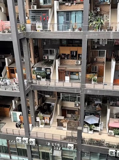 Influenciador viraliza ao visitar edifício “casa de bonecas” na China; veja