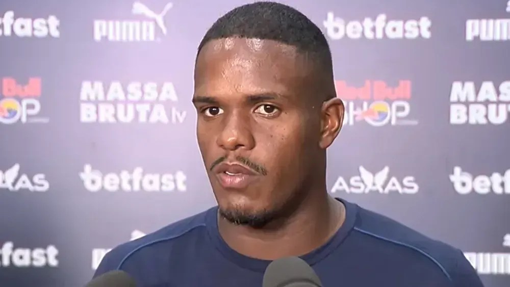 Zagueiro pede desculpas por fala machista: “Minha esposa já me xingou”