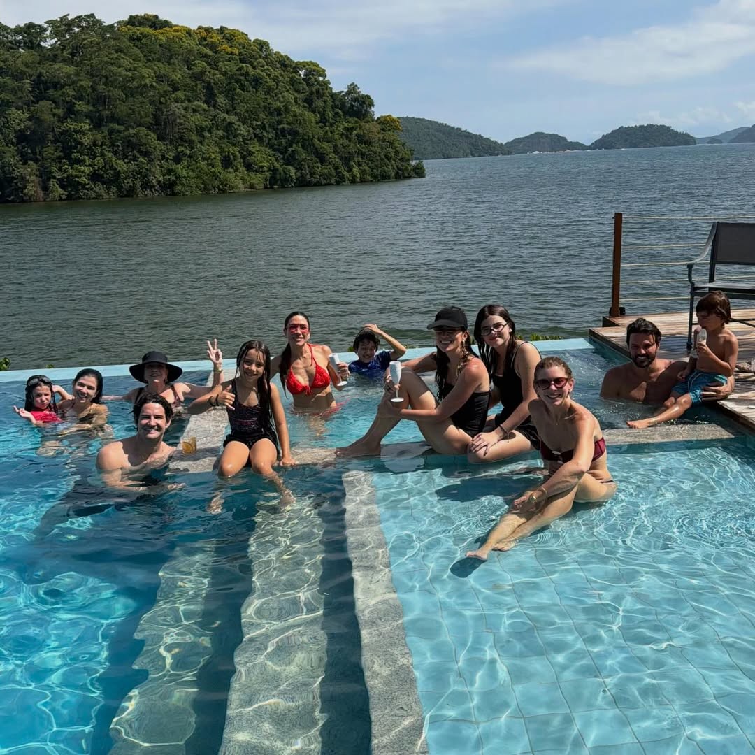 Patrícia Abravanel reúne família para resenha de domingo: "casa cheia"