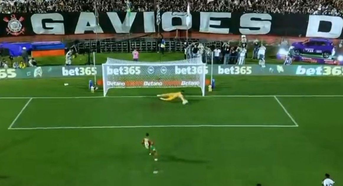 Hugo Souza comete pênalti, mas defende cobrança em Portuguesa x Corinthians