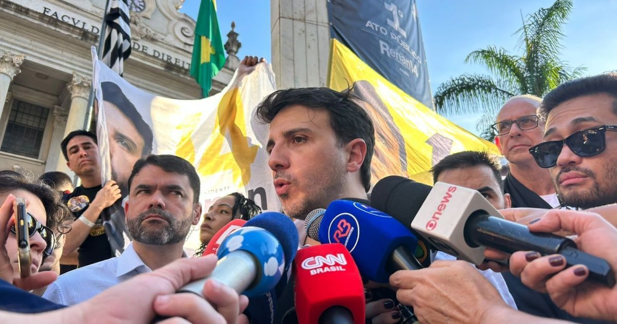 Com colete à prova de balas, Renan Santos defende plano de encarceramento