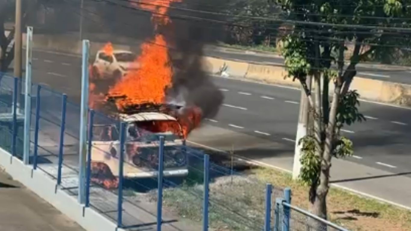 Fogo destrói Kombi e bloqueia trecho de avenida em Campinas