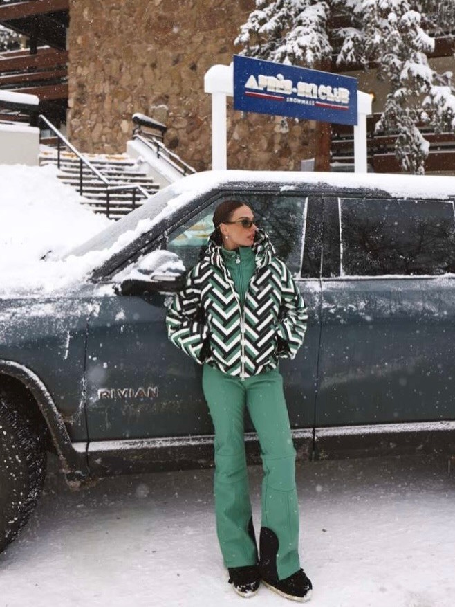 Isis Valverde elege visual verde fashion para curtir dia de neve em Aspen