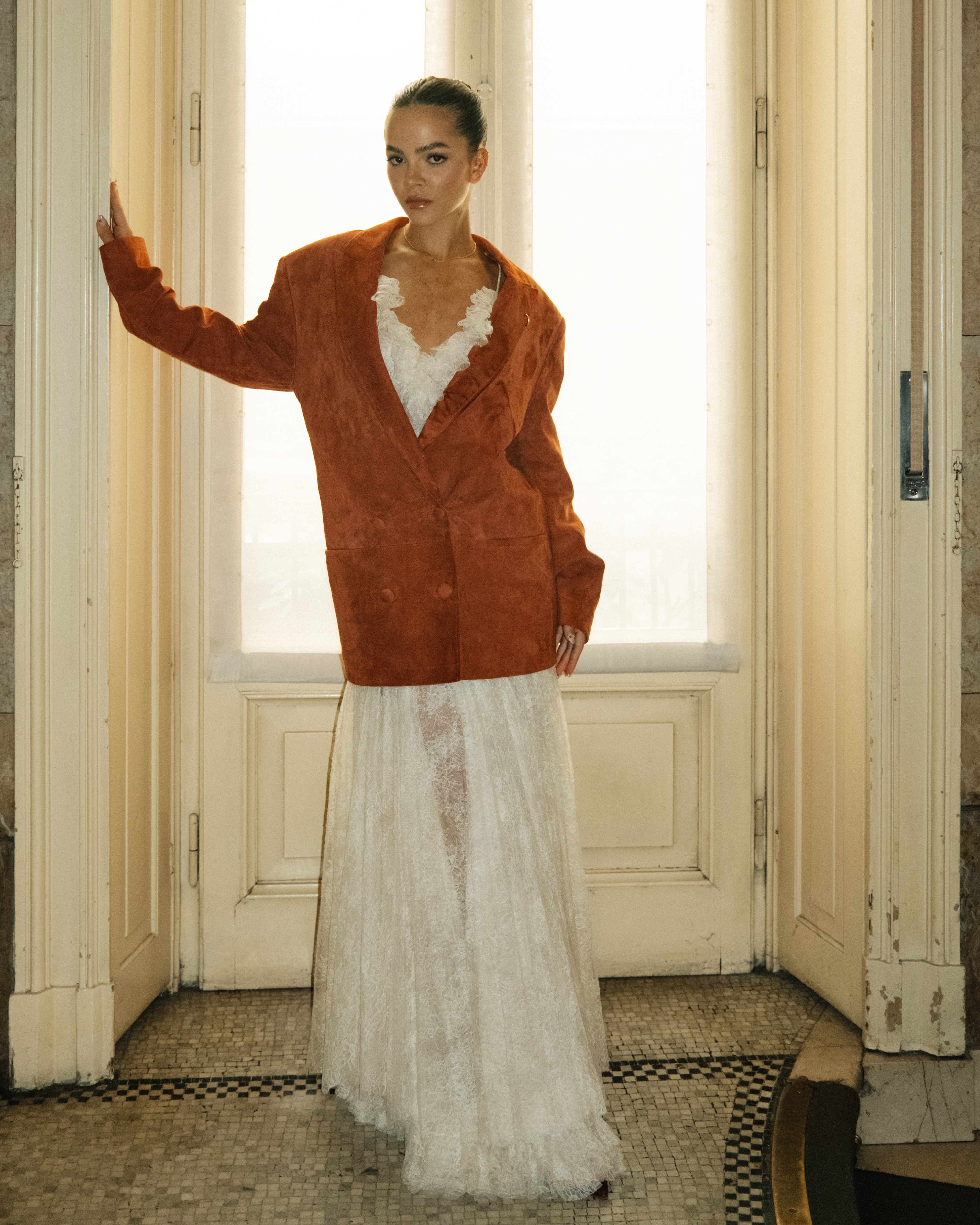 Mel Maia aposta em alfaiataria com renda para apresentação da Vogue World 2026 em Milão