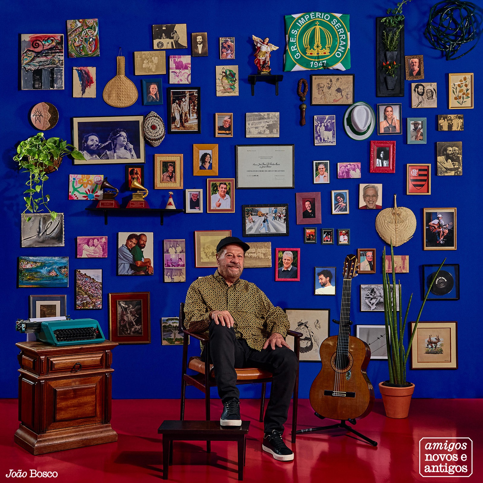 João Bosco completa a 'parede da memória' na capa do álbum 'Amigos novos e antigos' – veja a imagem