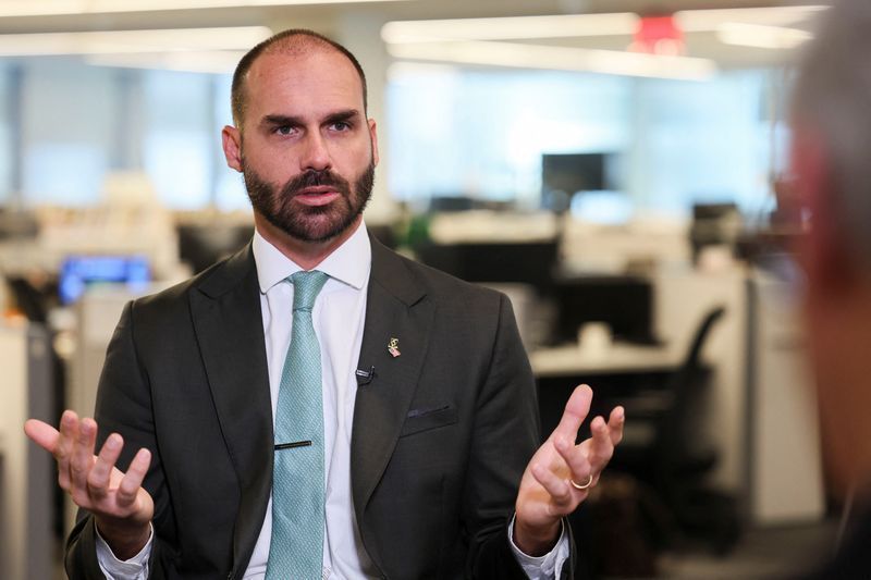 Moraes manda citar Eduardo Bolsonaro por edital