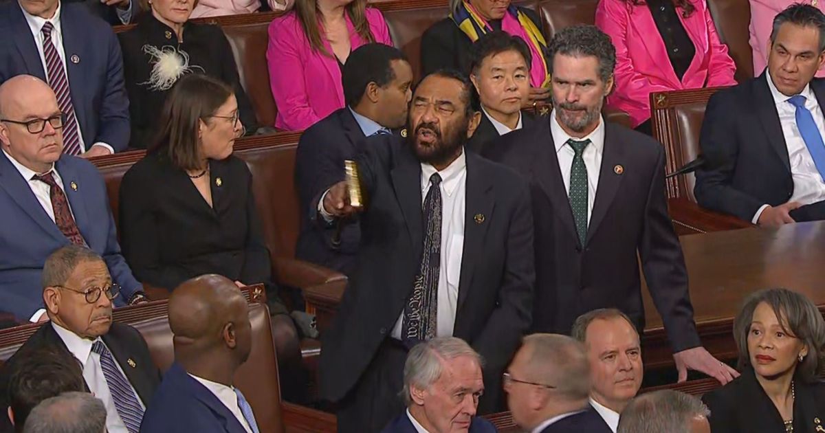 Deputado democrata é expulso de discurso do Estado da União de Trump