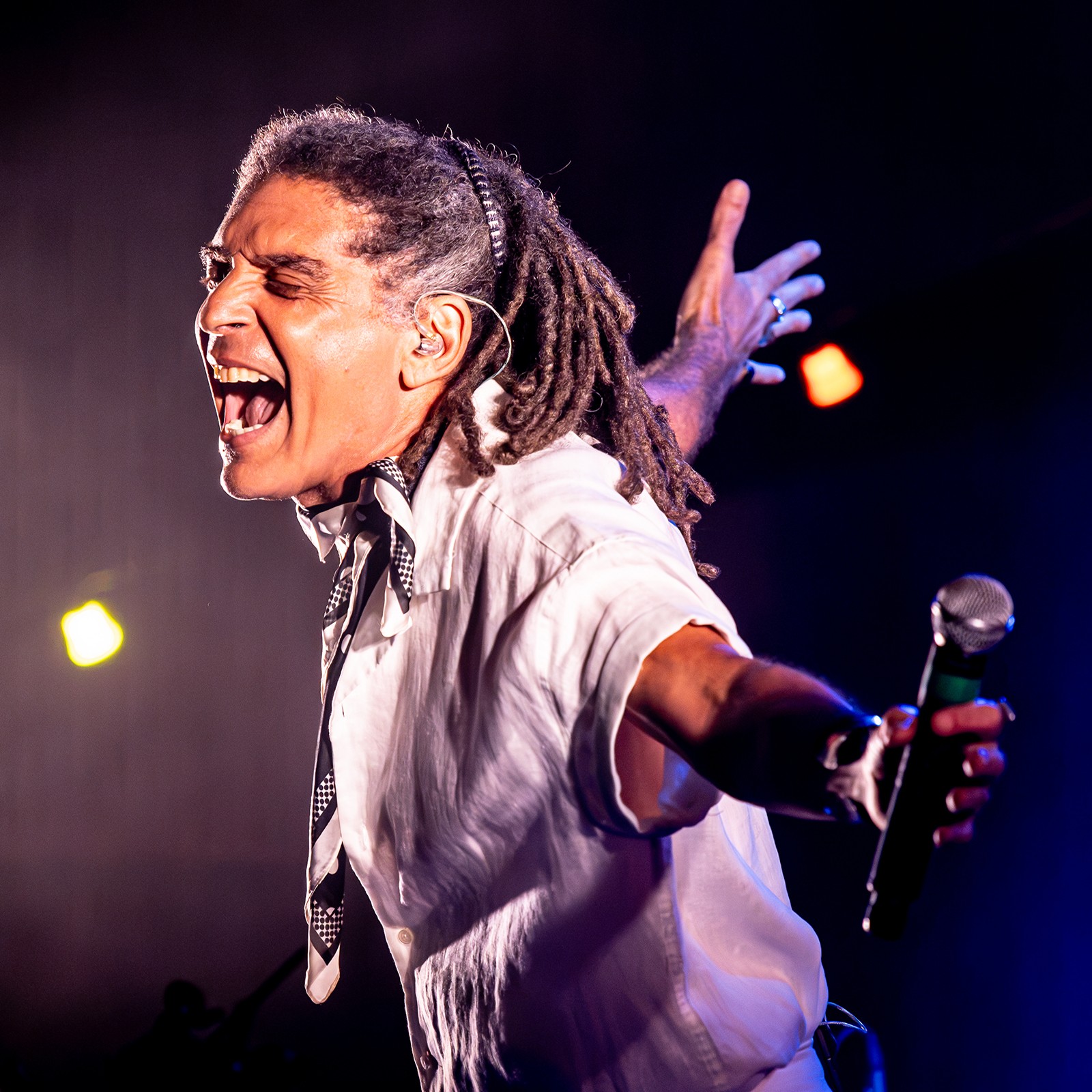 Marcos Sacramento 'bebe da chama' do samba em show que transpõe a roda do cantor para o palco com certa vibração