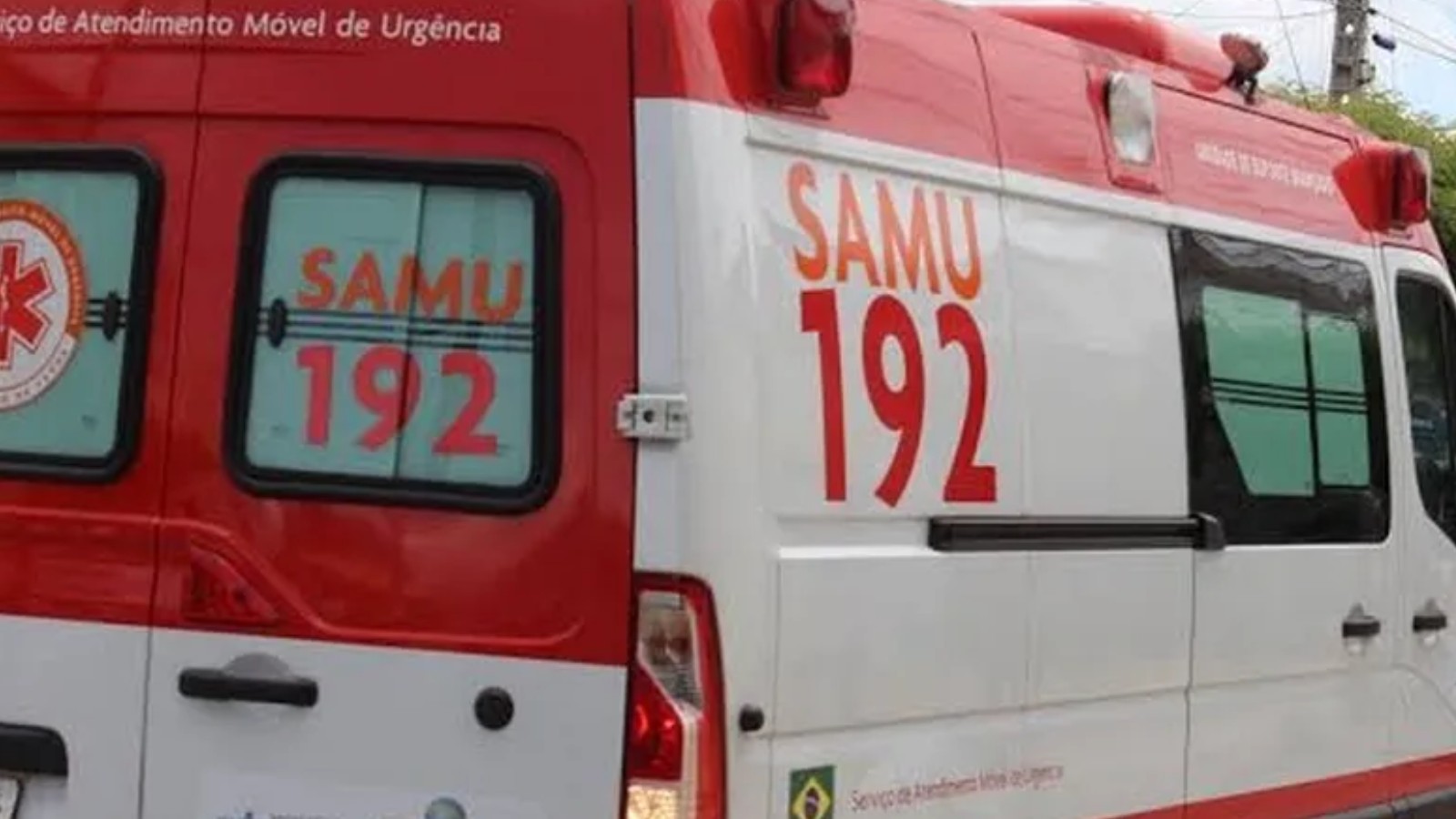 Pai e filhos são socorridos após colisão entre carro e caminhão da coleta de lixo na MG-308, em Montes Claros