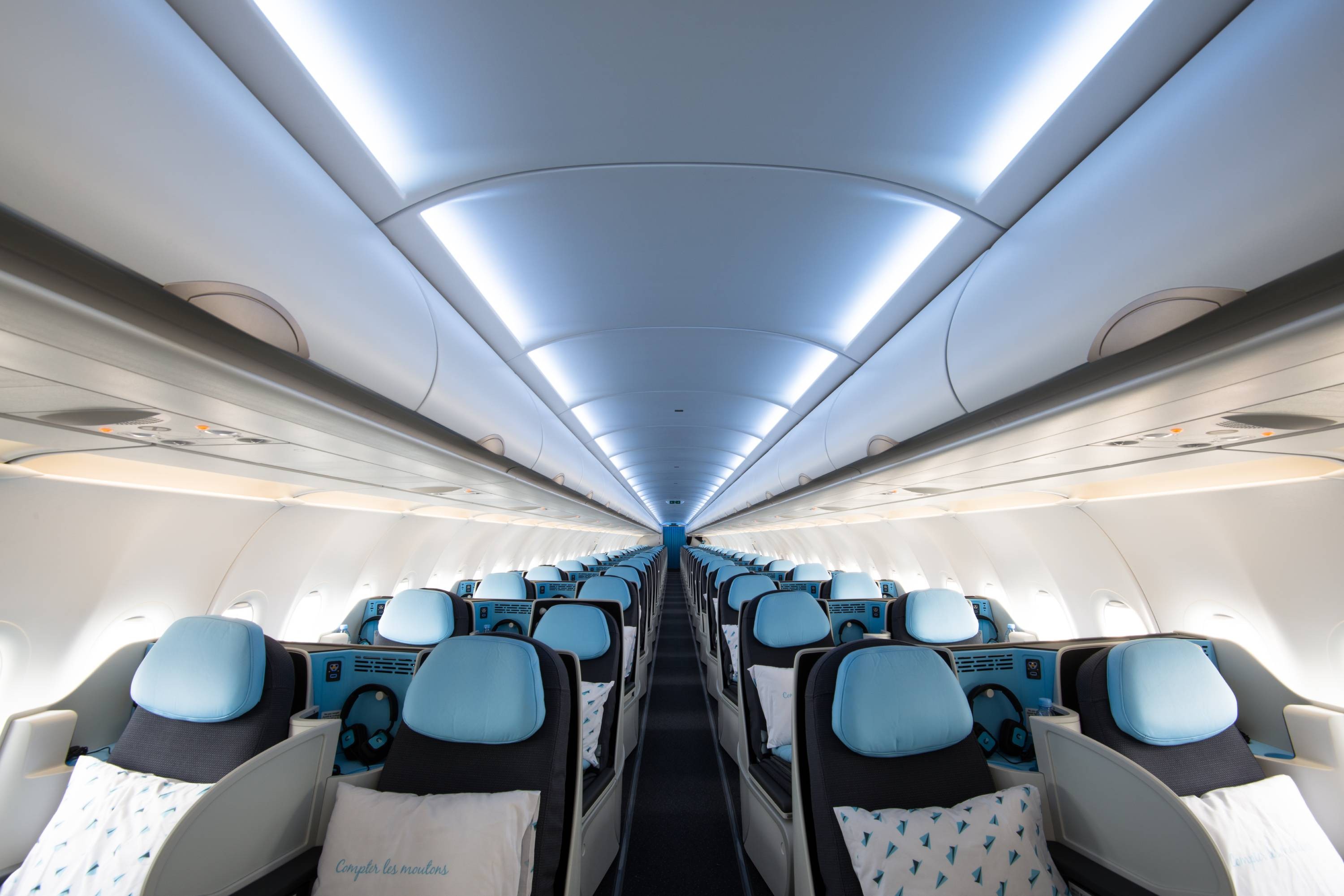 Mais espaço, cama e cardápio gourmet: como é viajar no avião que só tem classe executiva