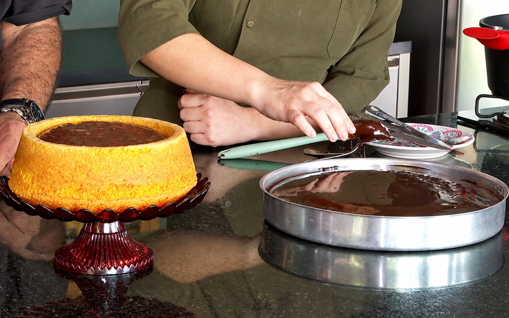 ‘Barato da Cozinha’: aprenda a fazer bolo de cenoura com cobertura de chocolate