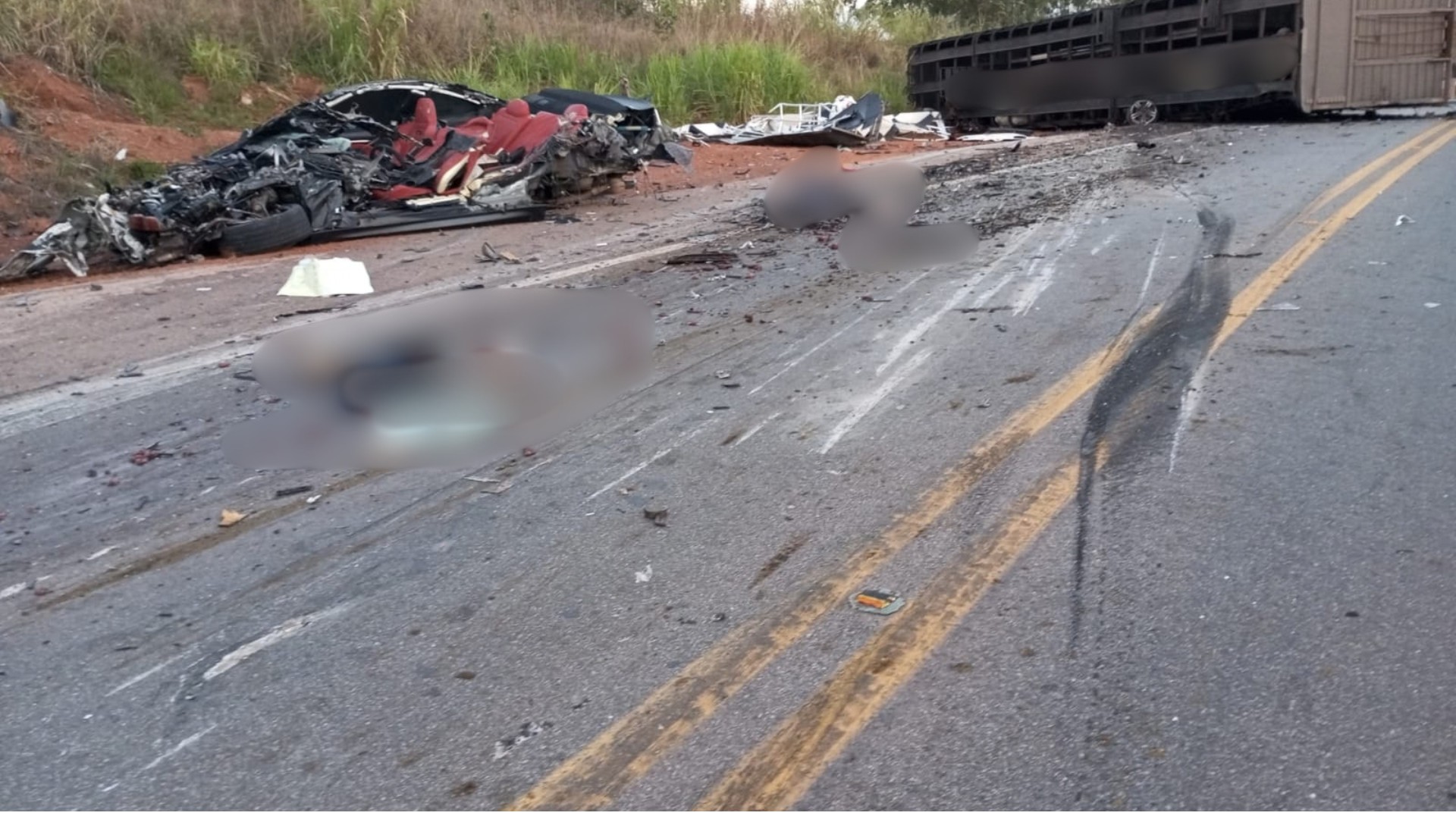 Motorista morre e outros dois ficam feridos em batida na BR-262, em MG