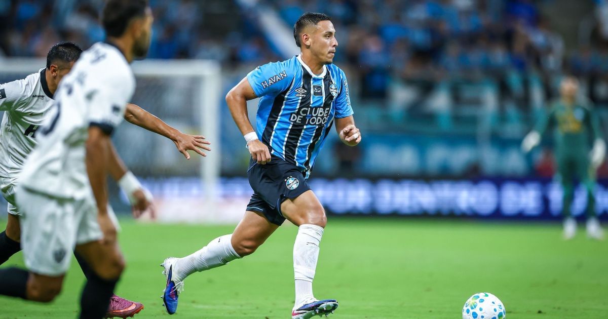 Com um a mais, Grêmio vence Atlético-MG e sobe na tabela do Brasileirão