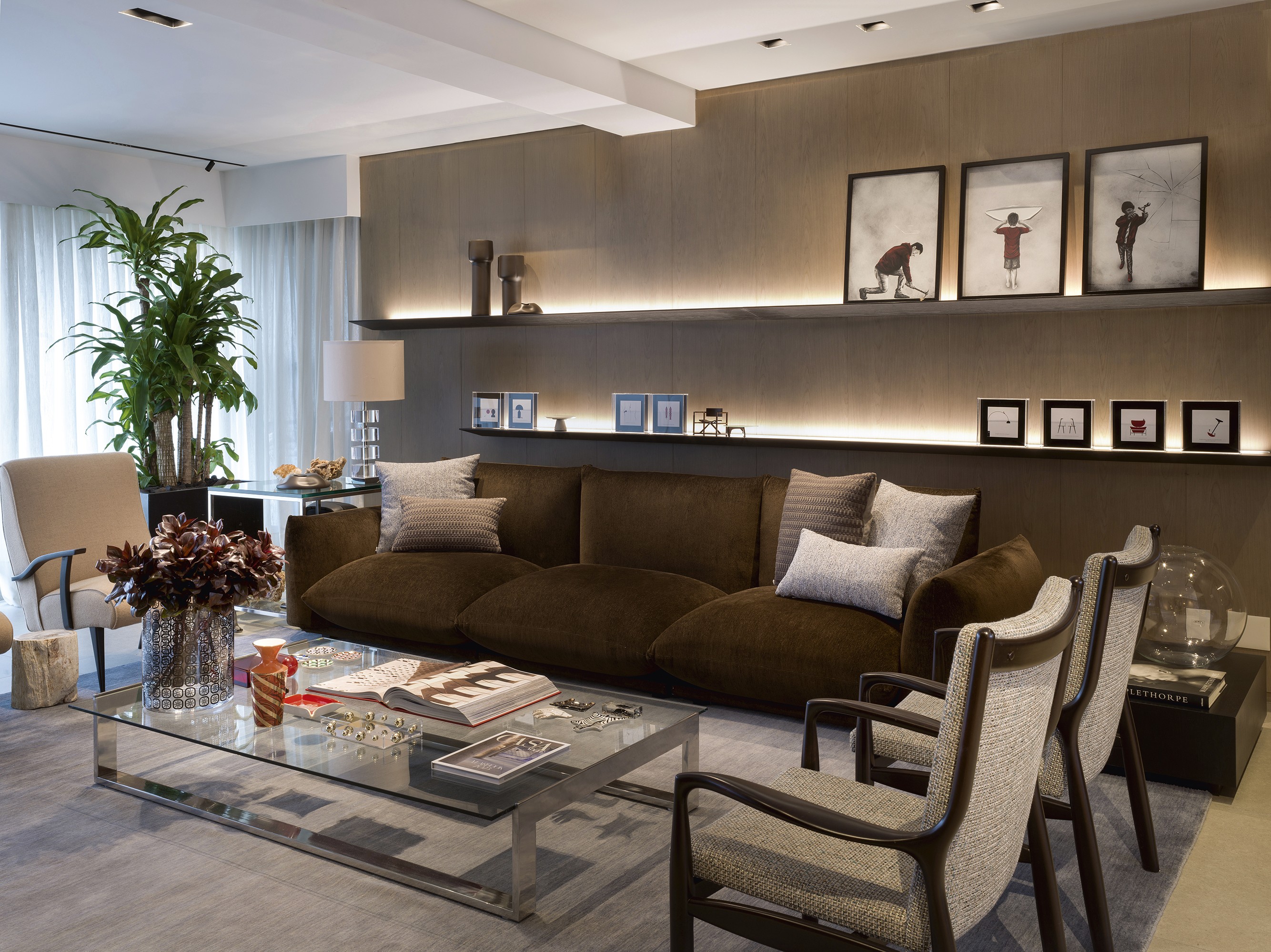 Revestimentos nobres protagonizam apartamento contemporâneo