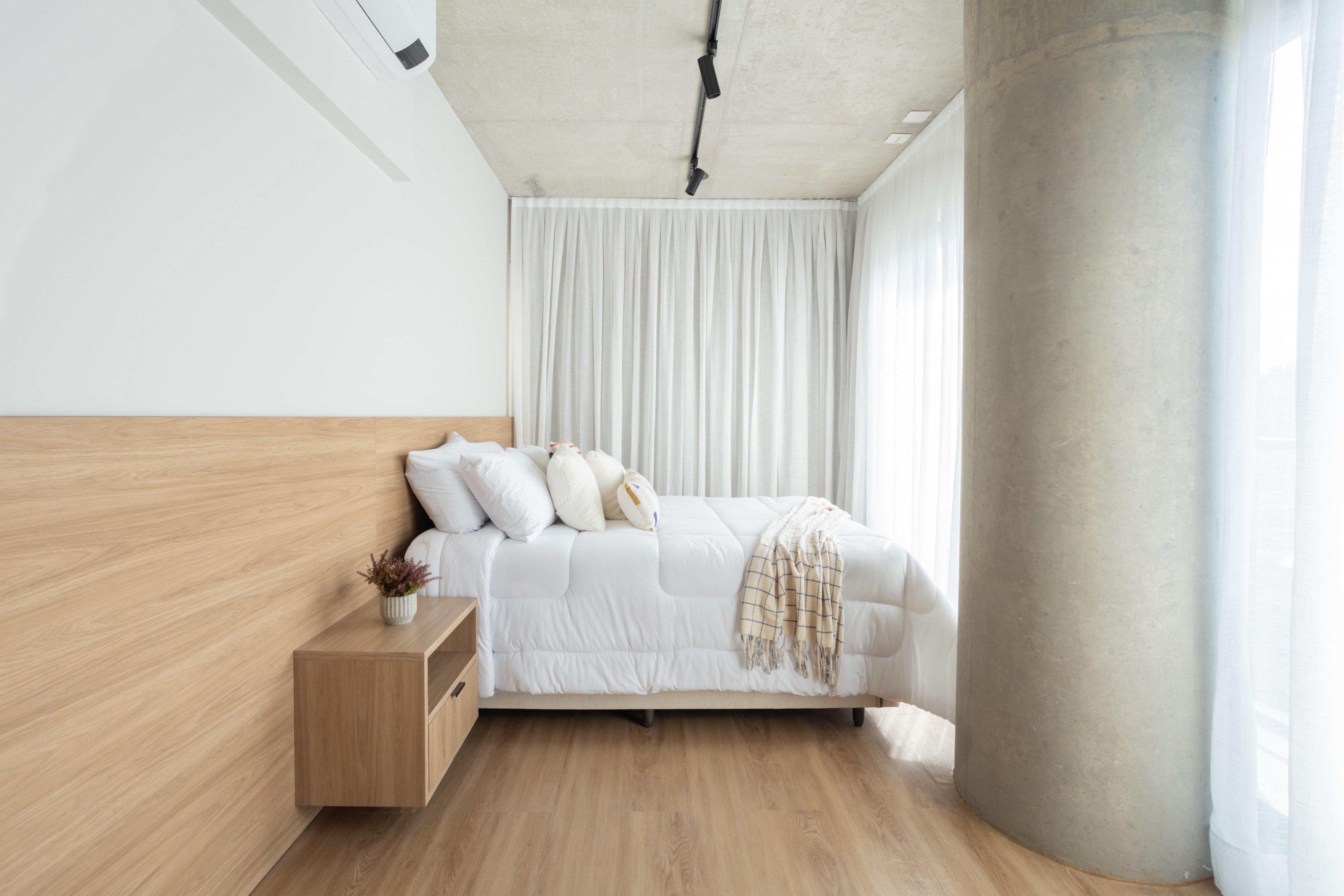 14 dicas para driblar a falta de espaço e decorar um quarto de casal pequeno