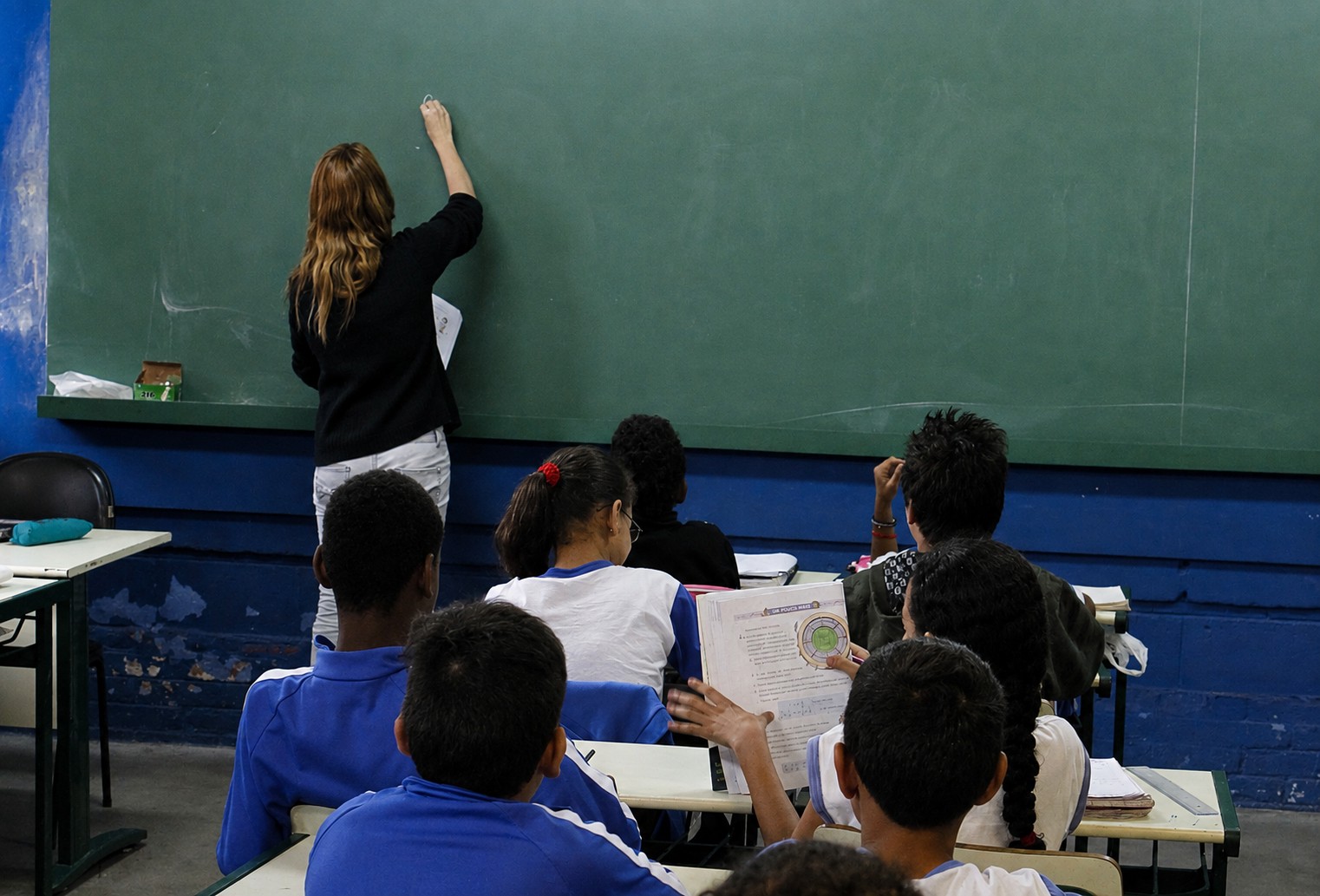 Brasil gasta US$ 5 mil por ano com cada aluno de escola pública; média da OCDE passa de US$ 13 mil