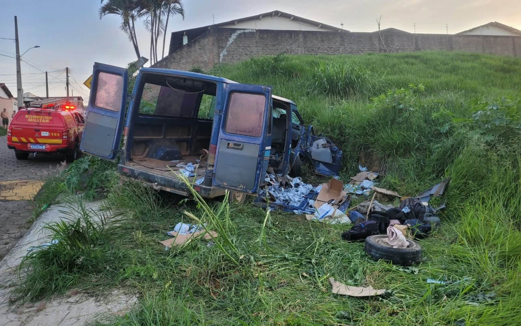 Ministério do Trabalho vai investigar acidente com van que matou uma pessoa e deixou nove feridas em MG; motorista foi preso