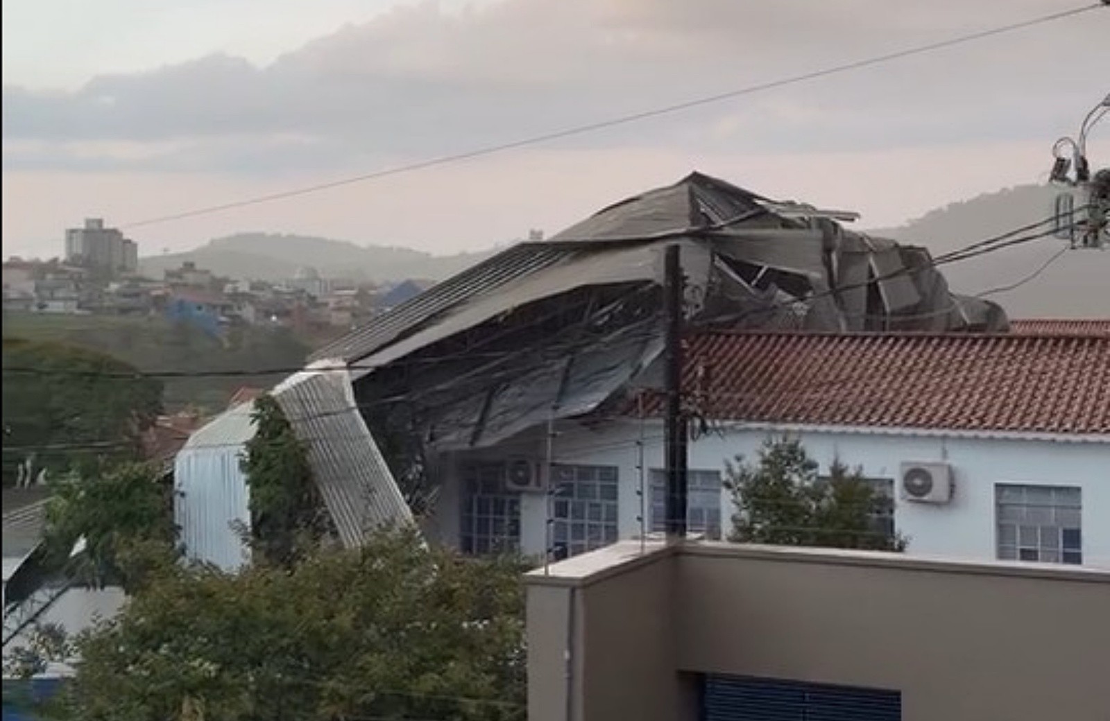 Vendaval causa destelhamentos, queda de árvores e deixa famílias desalojadas em MG