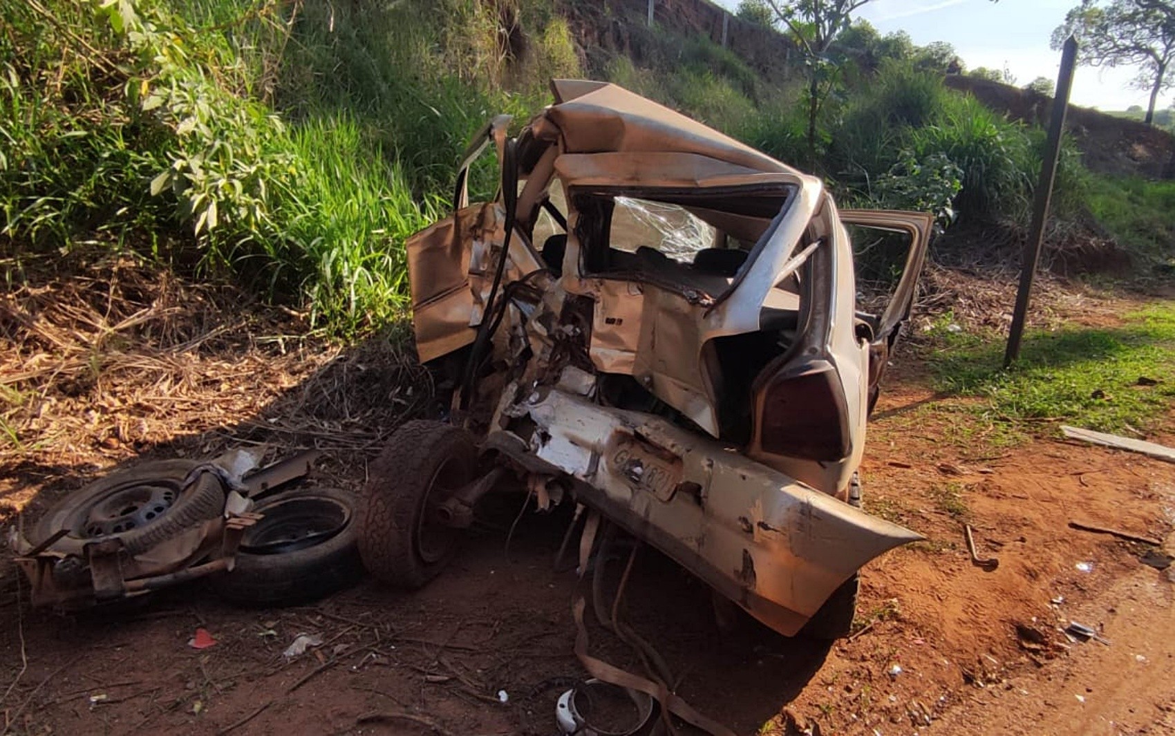 Motorista fica ferido após carro com reboque bater em caminhão na MG-369, em Campos Gerais, MG