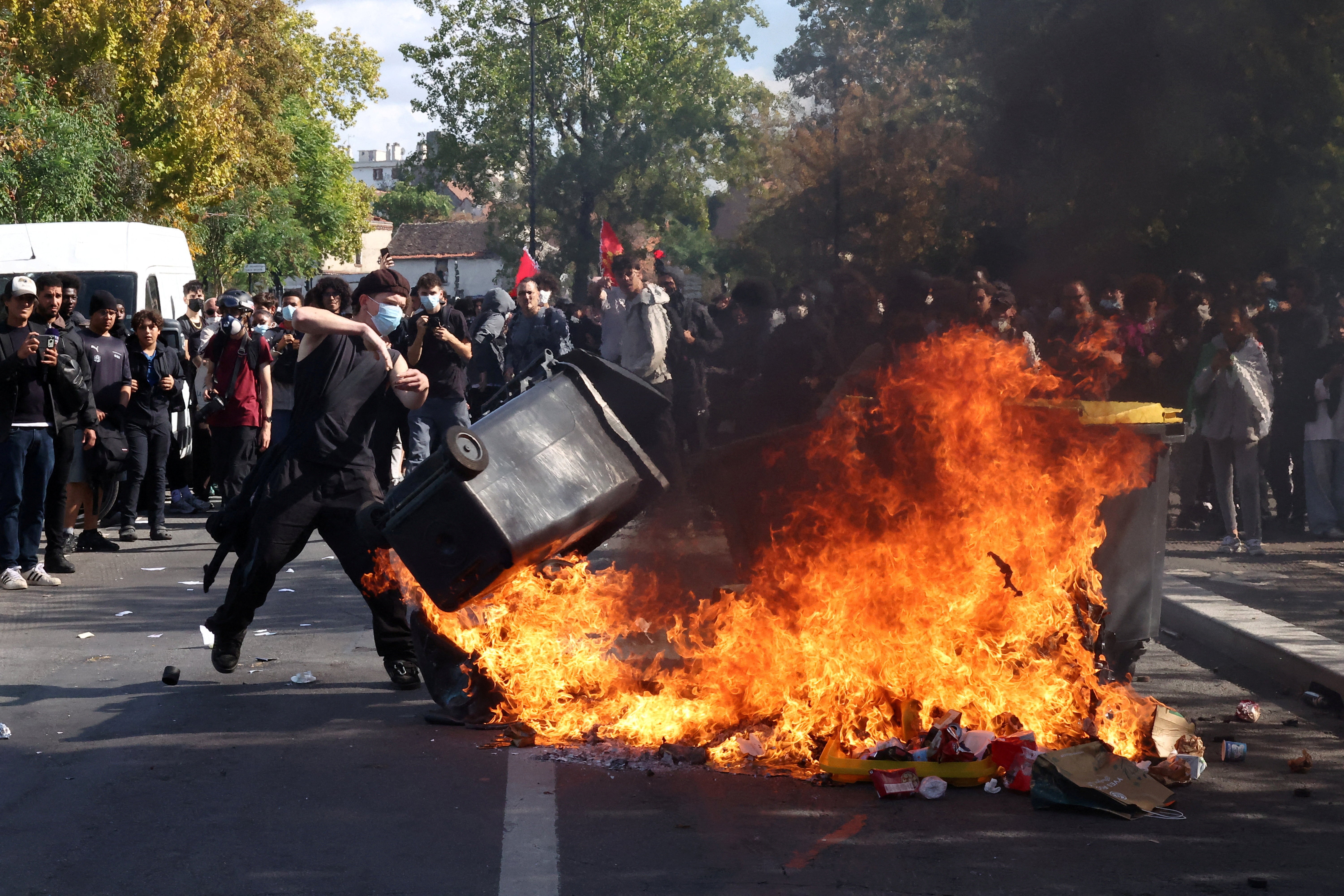 Chefe da polícia de Paris afirma que protesto estudantil está fora de controle