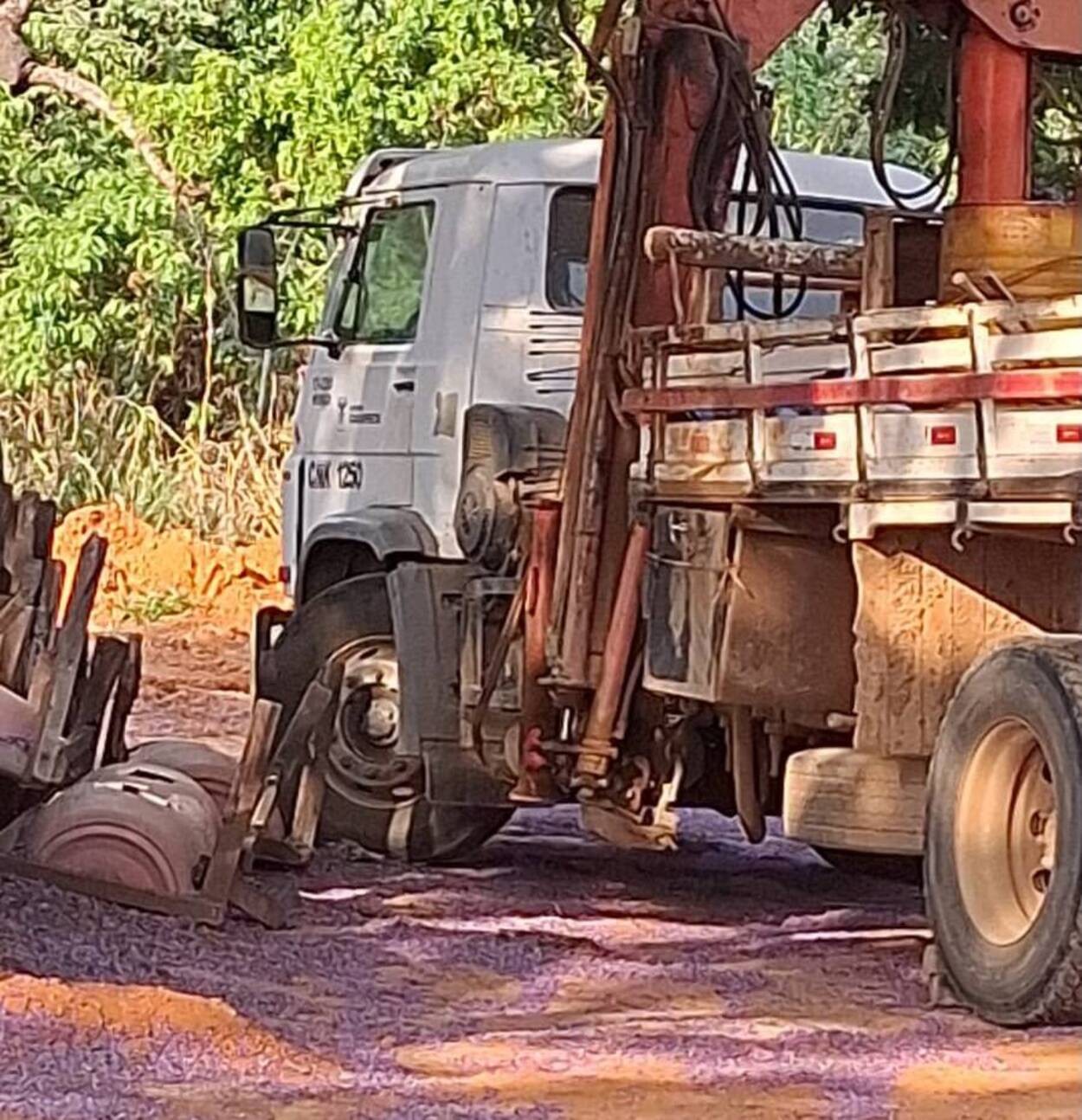 Homem fica ferido na perna após caminhão andar enquanto ele verificava equipamento em MG