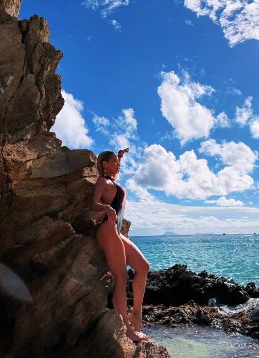 Danielle Winits resgata cliques de férias em St. Barths