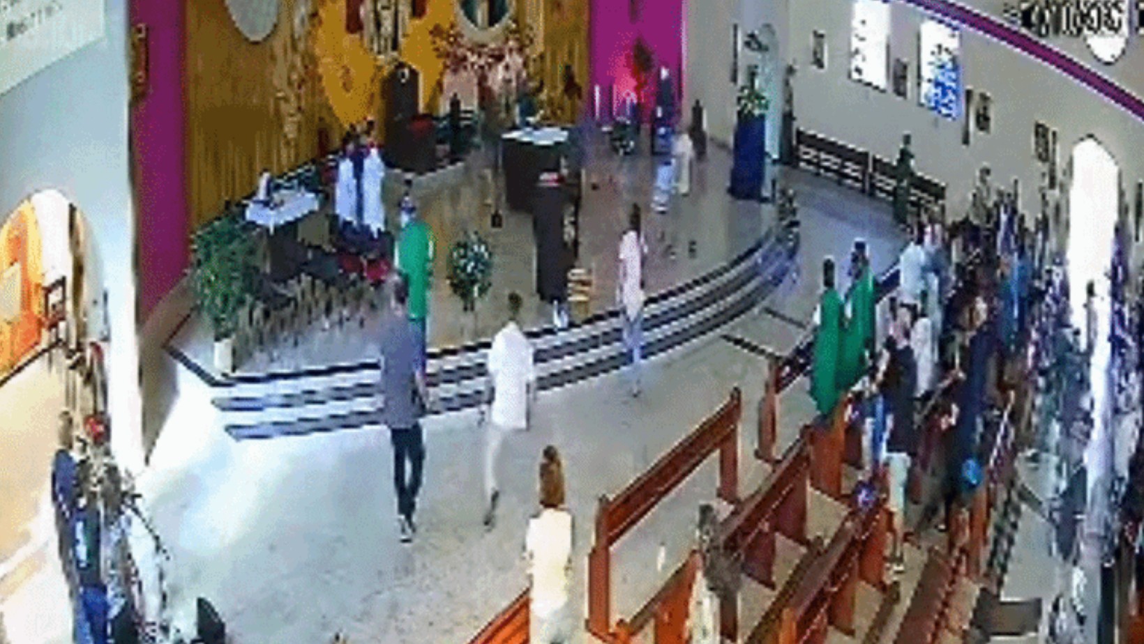 VÍDEO: Bispo é atacado durante missa de domingo no litoral de SP; igreja descarta motivação política