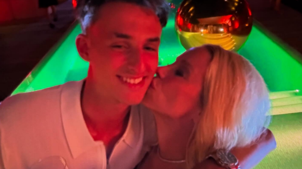 Danielle Winits resgata cliques de férias em St. Barths com o filho