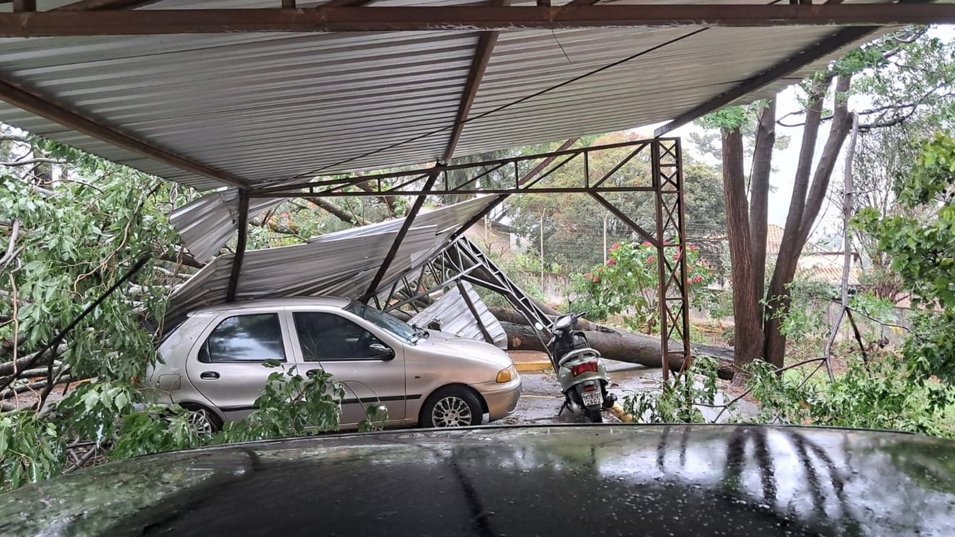Bairros de Marília enfrentam falta de energia e água um dia após temporal que atingiu a região centro-oeste de SP