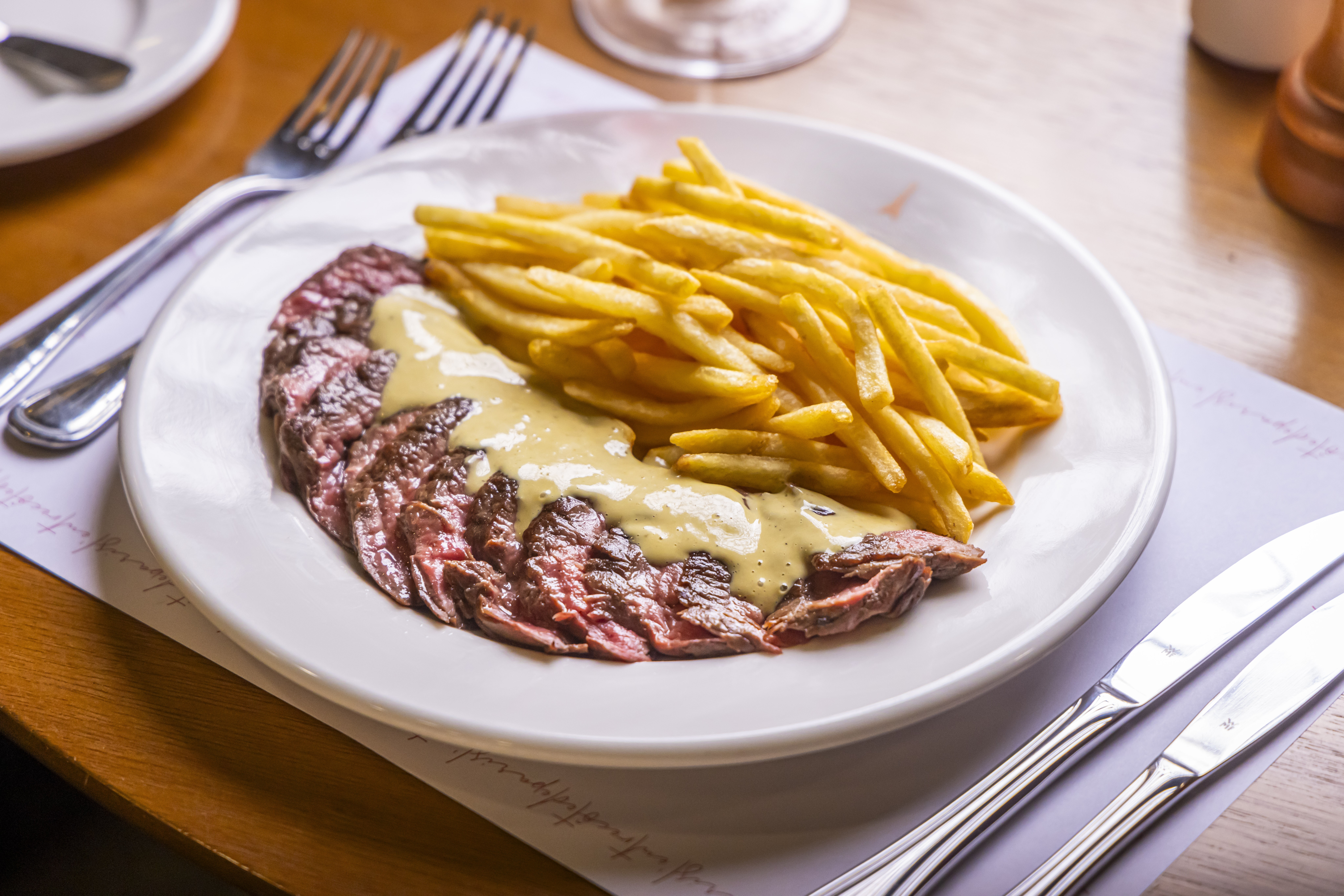 Inovar 'nas pontas' ajudou o L’entrecôte de Paris a faturar R$ 75 milhões; agora, apostas vão de flagship a brunch