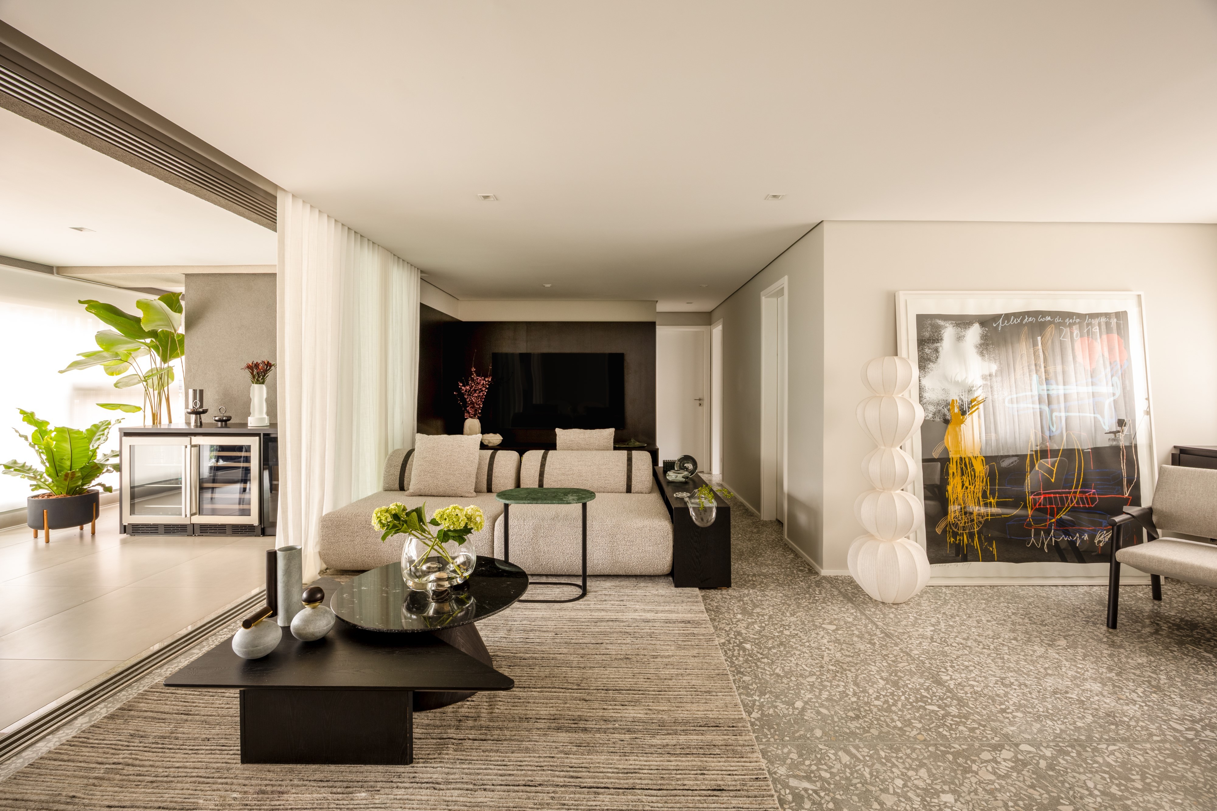 Com design autoral, apartamento jovial celebra a arte do encontro