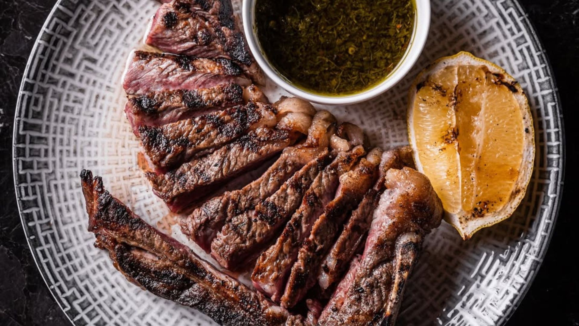 Restaurante acusa homem de colocar pelo da axila no prato para evitar pagar conta de R$ 3 mil