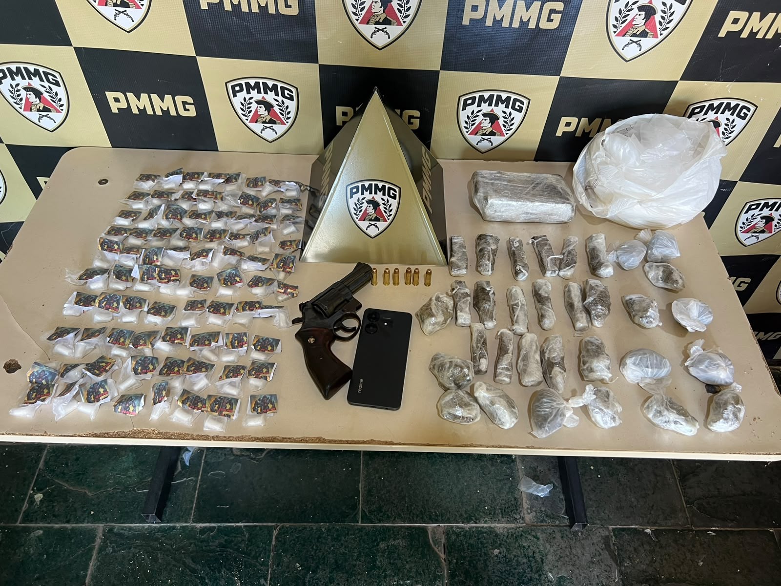 Terra revirada em barranco leva PM a encontrar tonel com drogas em Itanhomi