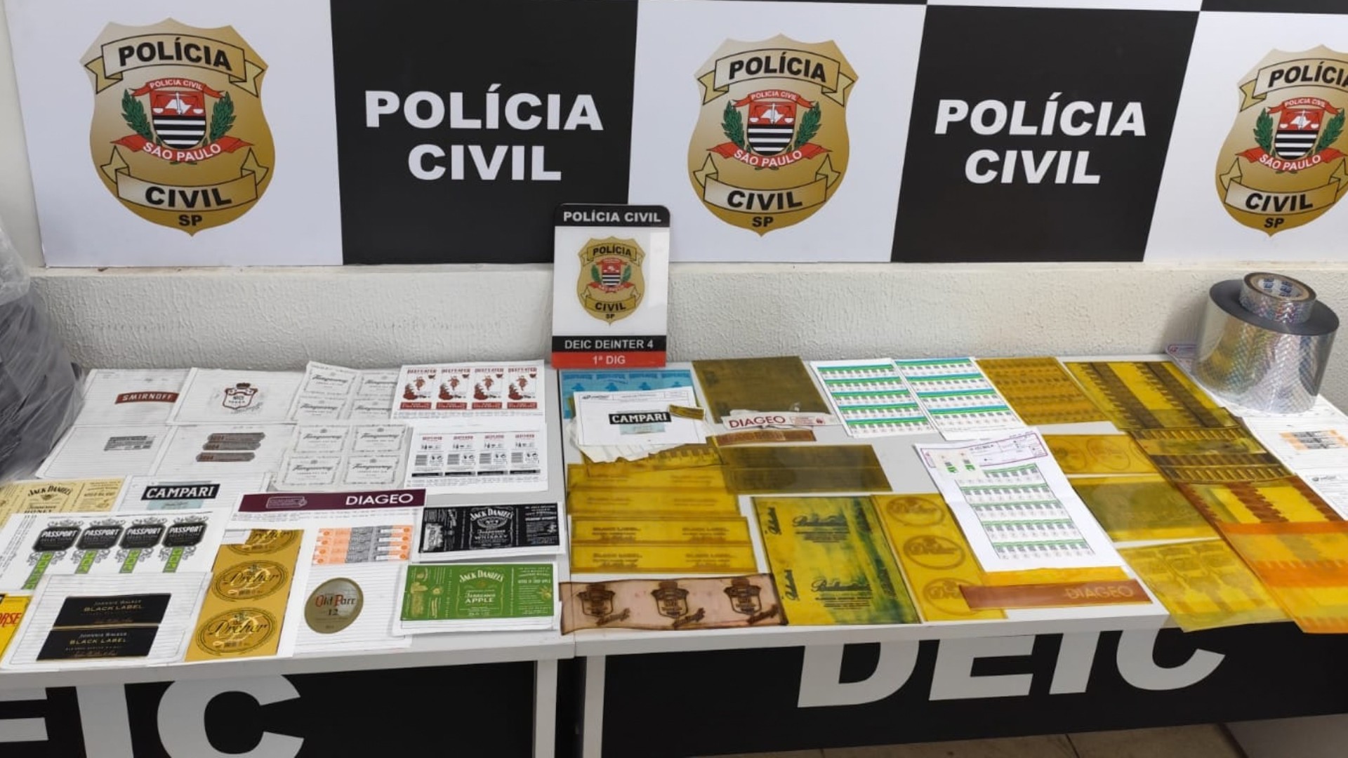 Dono de gráfica é preso em Bauru por suspeita de fabricar rótulos e selos para bebidas falsificadas