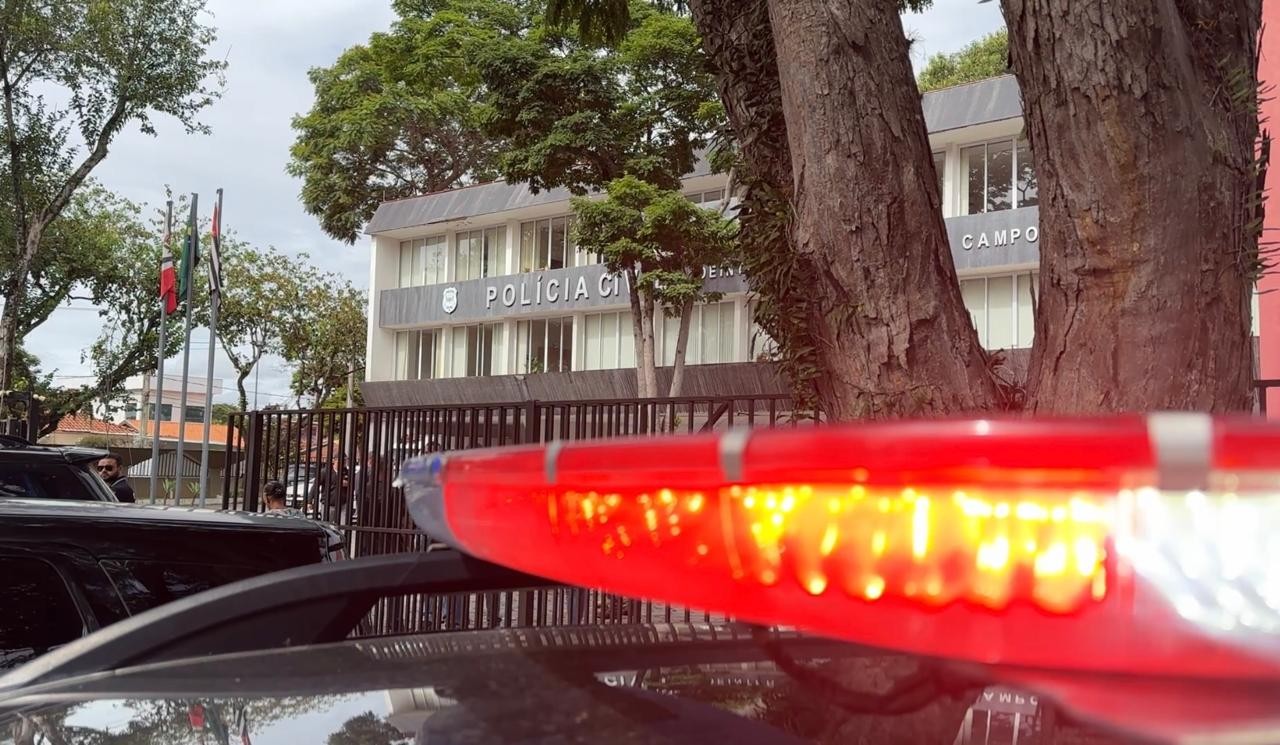 Mulher morre após queda de moto e atropelamento por carreta na Dutra, em São José dos Campos