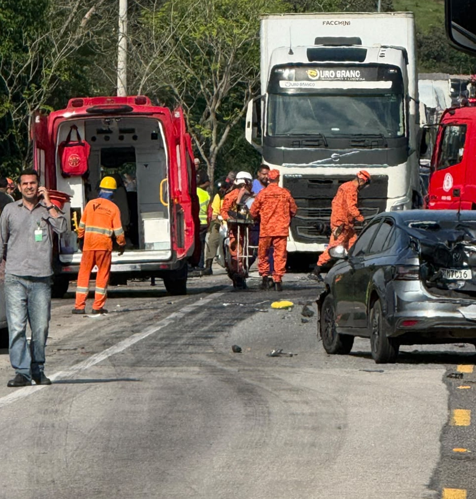 Acidente com 5 veículos na BR-101 deixa feridos e trânsito congestionado em Casimiro de Abreu