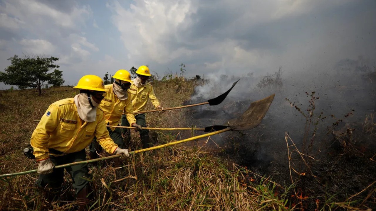 Bombeiros dizem que governo federal negou ajuda contra queimadas no AM; Ministério do Meio Ambiente contesta