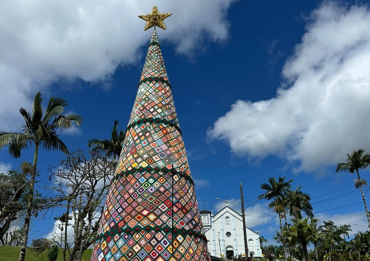 Árvore de crochê gigante de 14 metros desafia o clima e enfeita cidade de 12 mil habitantes em SC