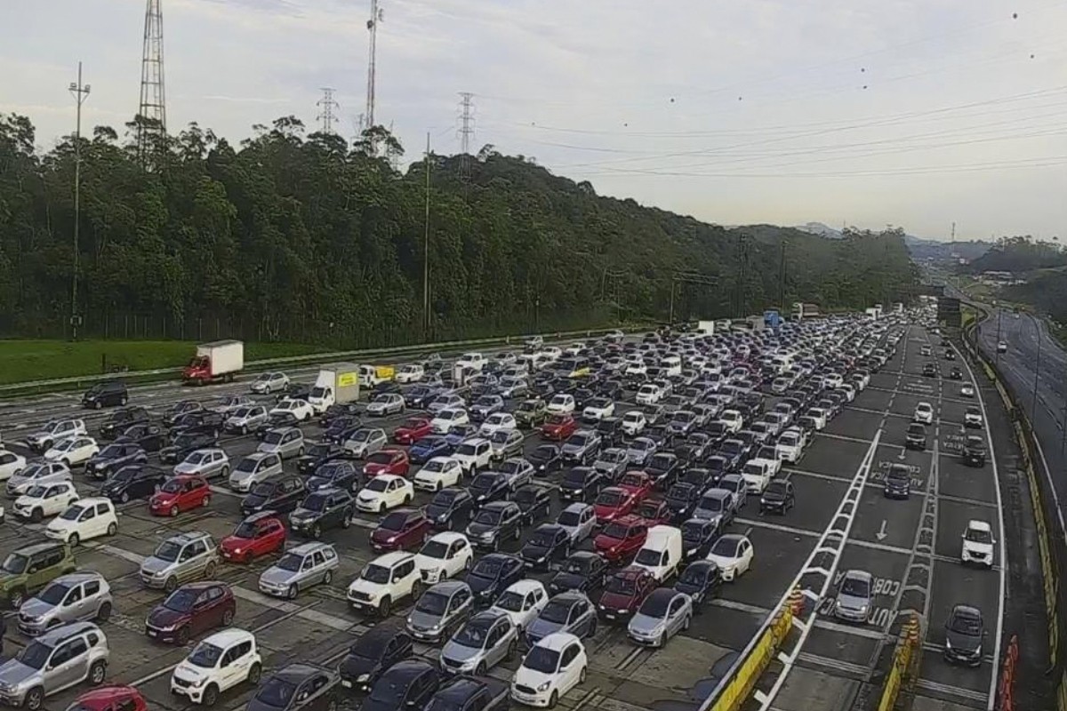 Imigrantes tem trânsito lento na descida ao litoral de SP no feriado