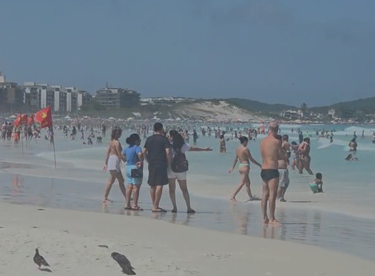Praia do Forte, em Cabo Frio, tem mar calmo e tempo firme às vésperas do feriado de Nossa Senhora Aparecida