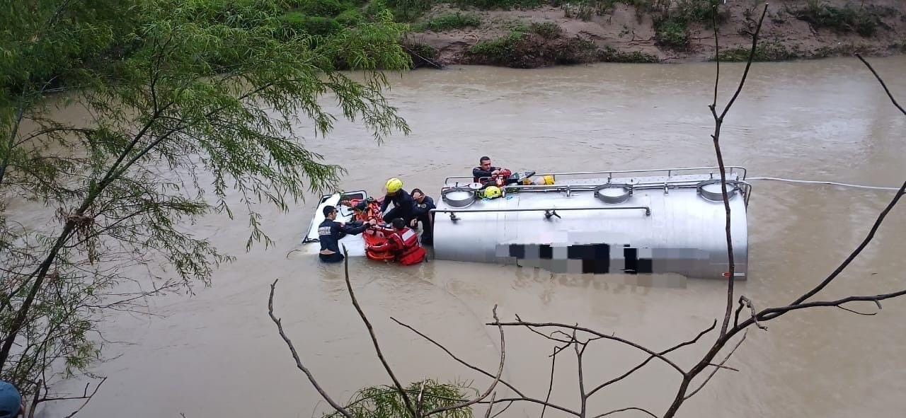 Caminhão com 3 mil litros de leite cai em rio, e motorista submerso respira por tubo improvisado durante resgate em SC