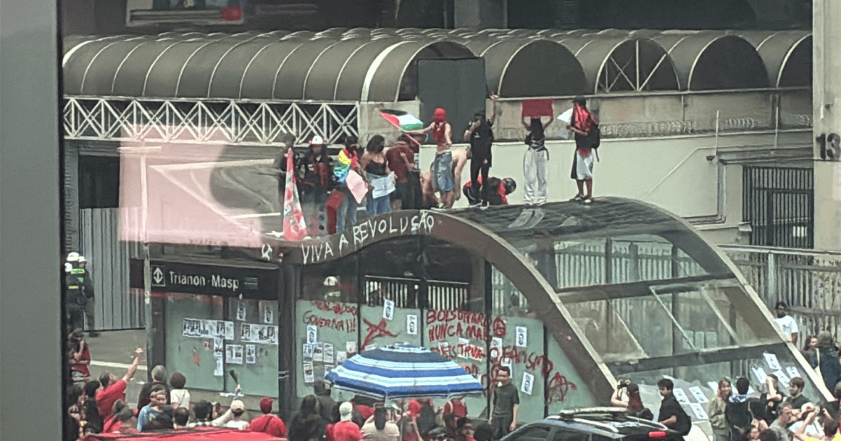 Manifestantes picham e quebram estações de metrô após ato pró-Lula