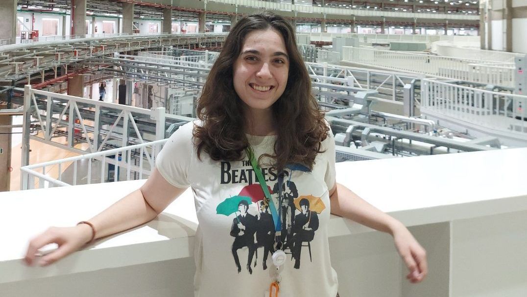 Brasileira de 20 anos vence prêmio internacional de biologia quântica