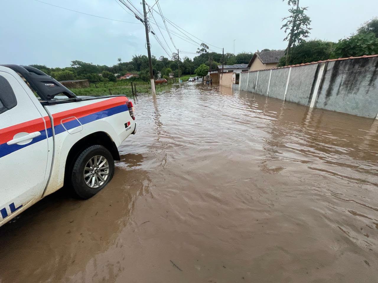 Chuva forte alaga ruas e casas e deixa famílias desalojadas no interior de SP; veja imagens