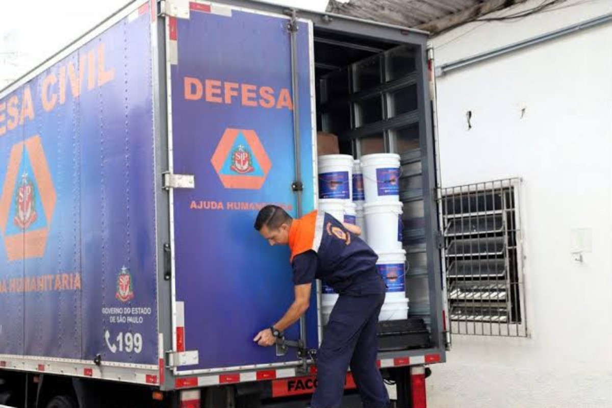 Defesa Civil envia kits de limpeza e cestas básicas a famílias afetadas pela chuva em Cruzeiro, no interior de SP