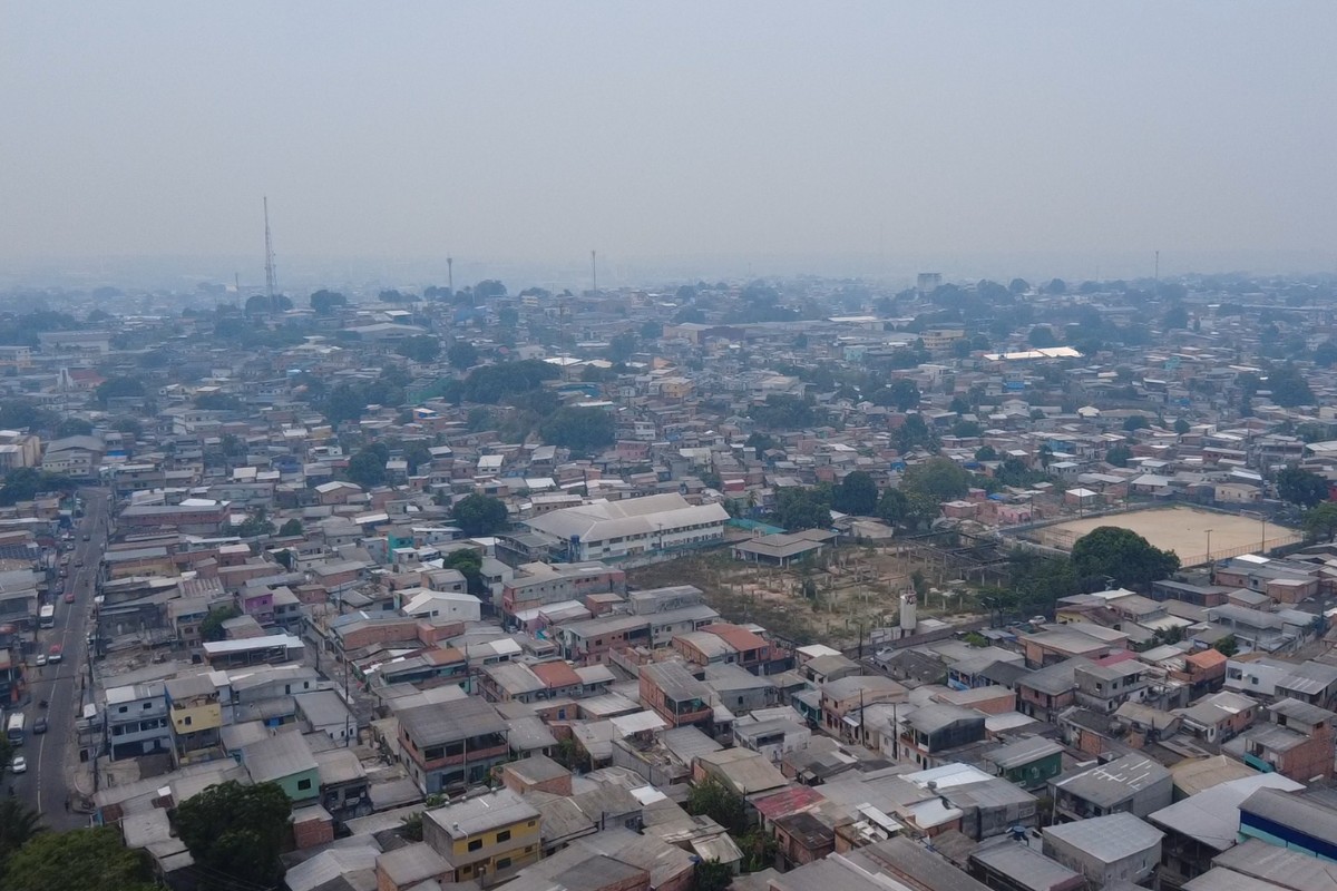 FOTOS E VÍDEOS: fumaça cobre Manaus pelo quarto dia seguido neste domingo (11)